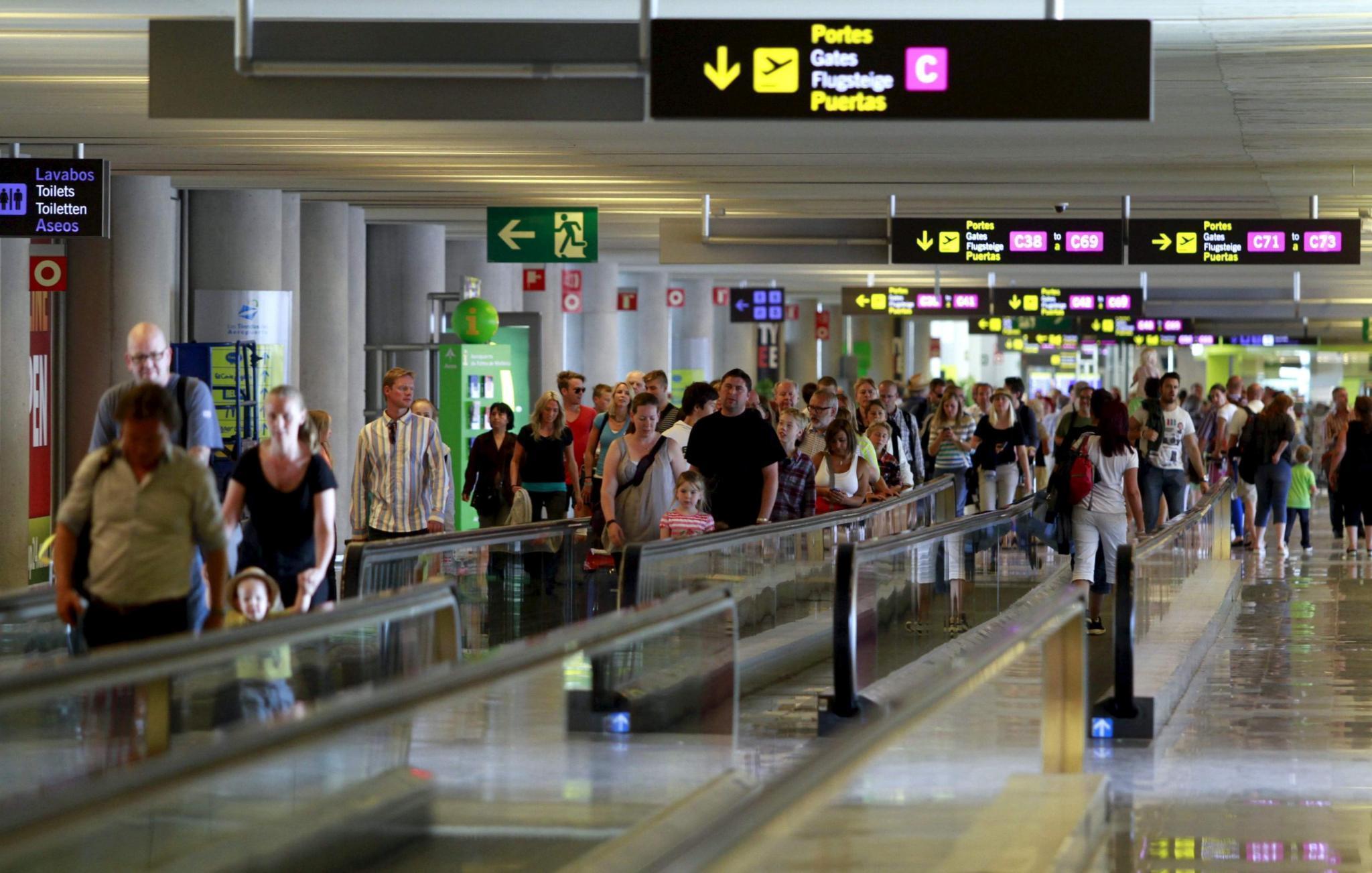 Airport-Betreiberfirma gibt Passagieren Schuld für Chaos ...